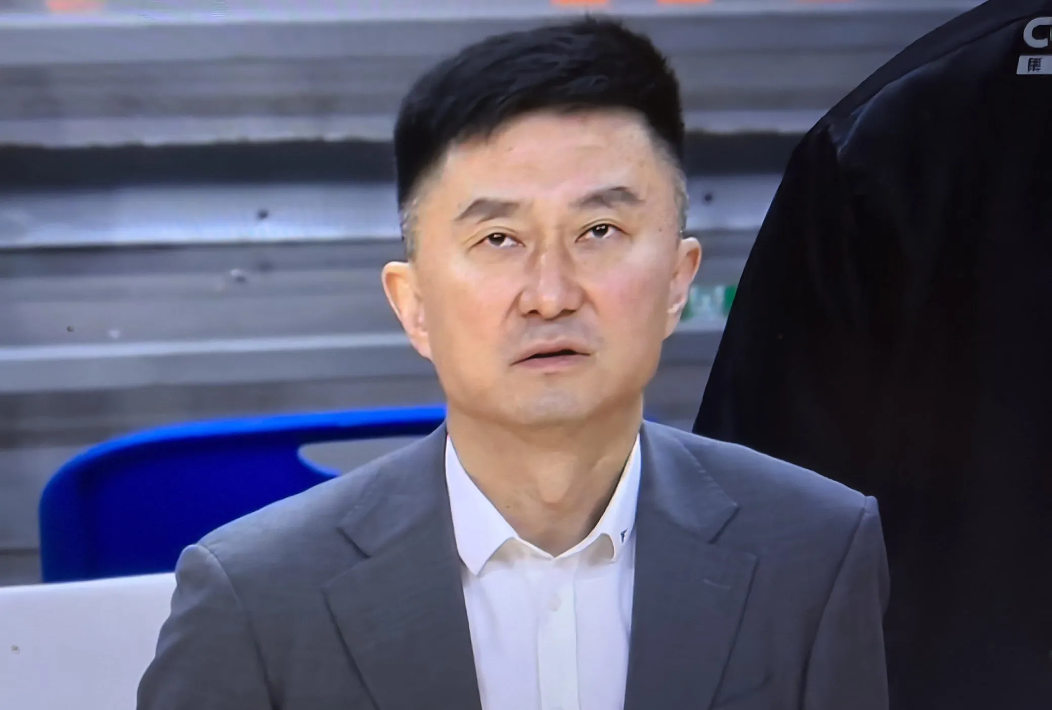 关键时刻广东宏远调整名单以备葡超，队长鼓劲环节打磨，压力陡增，阵容厚度经受考验(广东宏远十一冠纪录片)