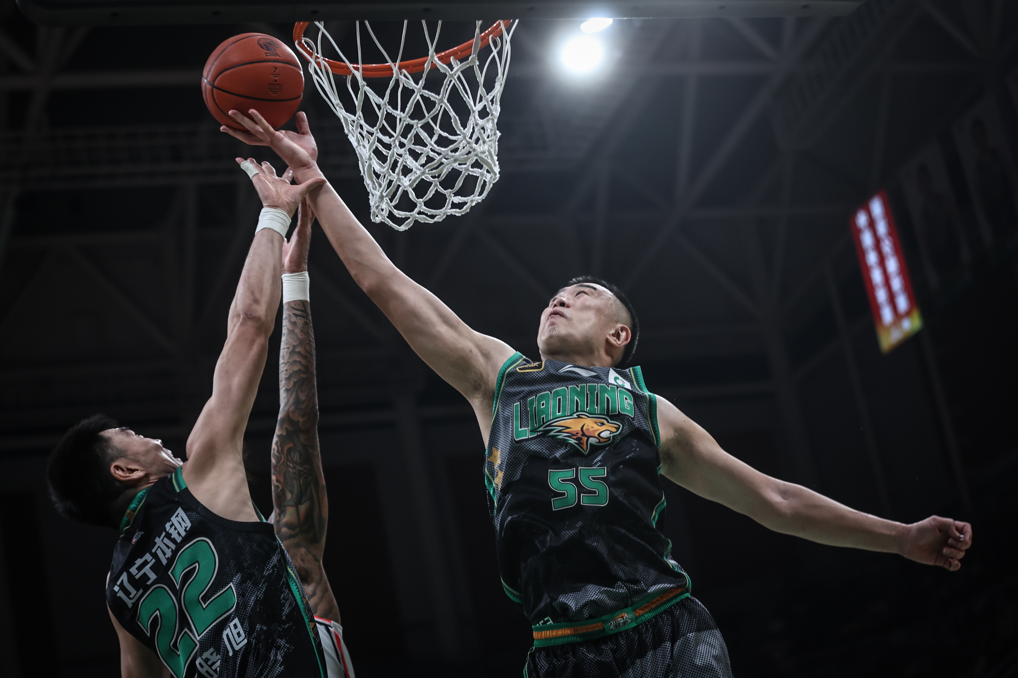 关于国际比赛日CBA常规赛传出新动向，辽宁本钢临场应变，管理层表态：更衣室稳定，球探报告显示潜力的信息