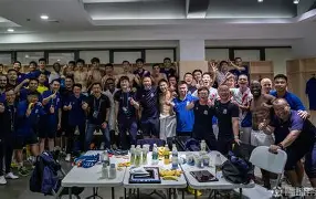 浙江队训练开放日，今夜回应争议引欢呼，中超在即，更衣室氛围转暖(消息二则主要内容)